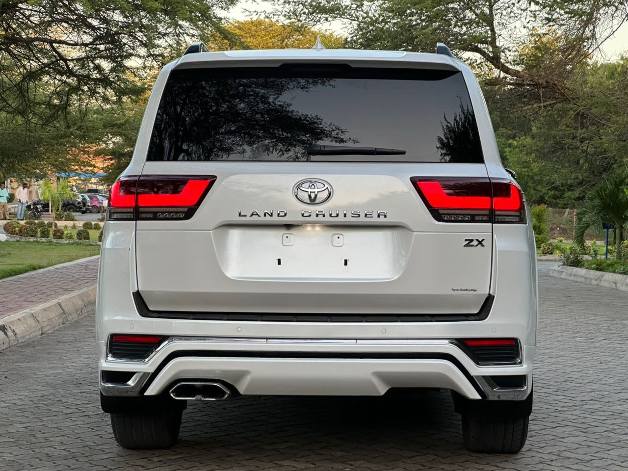LAND CRUISER thumbnail 2